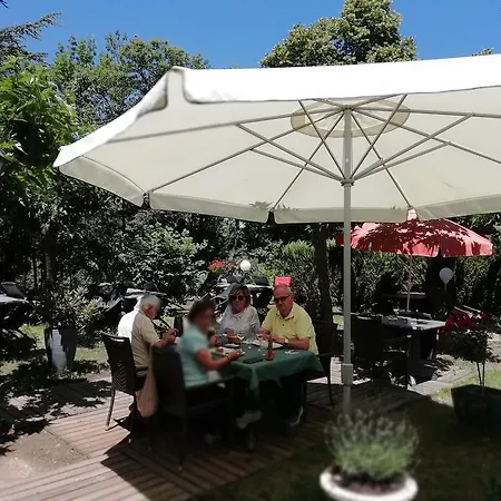 La Mirabelle-casteil Country House *